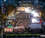 '이태원 참사' 촛불집회 경찰 추산 수만명…보수단체도 맞불