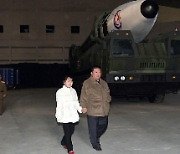北 김정은 딸, 공식석상 첫 등장… 미사일 발사 성공 자신감?