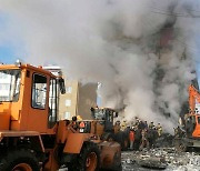 연기 솟구치는 러시아 아파트 폭발 현장