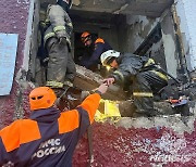 아파트 폭발 현장서 수색 작업하는 러시아 구조대