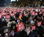 민주 의원 6명, 尹 퇴진 촛불집회 참석…"윤석열차 폐기해야"