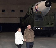 북 ICBM 발사 김정은 현지지도…"핵에는 핵으로"