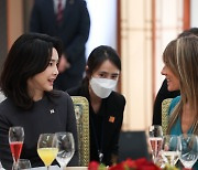김건희 여사, 스페인 총리 부인과 ‘동물권 보호’ 공감대 형성
