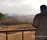 [1보] 북한, 화성-17형 시험발사…김정은 현지지도