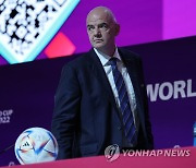 기자회견장 들어서는 인판티노 FIFA 회장