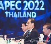 APEC 이틀차 본회의 참석한 한총리