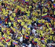 열띤 응원 펼치는 에콰도르 축구팬들
