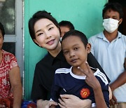 대통령실 "김여사 프놈펜 심장병 아동 방문때 조명 안 썼다"