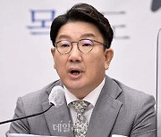 "죽음의 환전상" "정치무당"…권성동, 尹퇴진집회 간 의원들 맹타