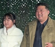 ICBM 발사장서 딸 공개한 김정은…“핵 포기 없다” 대 이은 핵개발 암시