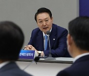 [속보] 대통령실 "尹, 23일 1차 수출전략회의 주재…민관이 함께 수출상황 점검"