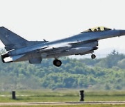 안전성 논란 'KF-16' 전투기 8번째 추락…조종사 비상탈출