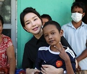 대통령실 "김여사 프놈펜 심장병 아동 방문 때 조명 사용? 전혀 아니다"