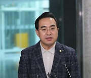 민주당 의원 촛불집회 참석 관련 답변하는 박홍근 원내대표