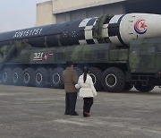 김정은 딸, 손 잡고 ICBM 참관