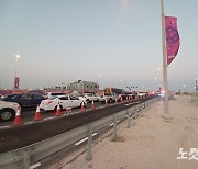 월드컵 열기? 불안한 교통사정? 카타르-에콰도르 축구장 앞 도로는 '마비'