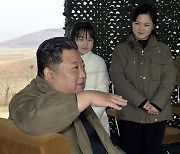 김정은, 발사장서 딸 첫 공개…“ICBM 성공에 대한 자신감”