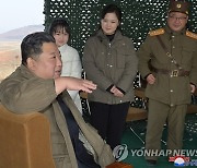 北김정은, 딸 손잡고 ICBM 발사 현지지도…"초강경 보복의지"(종합2보)