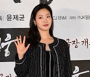 [TEN 포토] 김고은 '손 인사하는 인형'