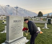 로버트 할리, 모친상 2년여만에 미국 묘소 찾아…"죄송합니다"