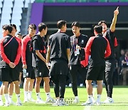 [포토] 예선전 열리는 그라운드 잔디 밟아보는 축구대표팀