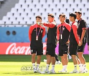 [포토] 경기장 살펴보는 축구대표팀