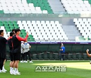 [포토] 축구대표팀 '그라운드 휴대폰에 담으며 꼼꼼하게 답사'