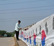 3.2km 태극기 … 한국 축구 응원하는 방글라데시 부부