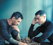 메시-호날두의 체스 대결… 함께 광고 촬영