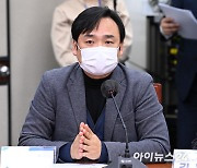 [포토]언론자유특위 긴급 간담회 참석한 윤창현 언론노조위원장