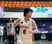 ‘주전 5명 맹활약’ BNK, 신한은행 가볍게 꺾고 파죽의 6연승