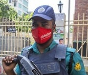 '美 작가 살해 혐의' 방글라 사형수 2명, 법원서 도주