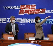 민주당 “윤 대통령 도어스테핑 중단,  차라리 땅굴 파고 드나드세요”