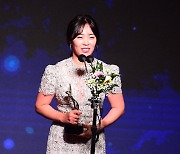 [MD포토] '대상' 김수지, 행복한 2022