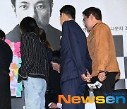 관객들이 쓴 수많은 메모지를 보며 [포토엔HD]