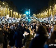 프랑스 샹젤리제 거리 물들인 크리스마스 조명 [뉴시스Pic]