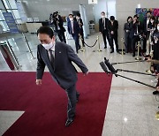 용산시대 상징 '출근길 문답'…중단 결정에 엇갈린 정치권