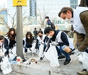 [게시판] BAT, 을지로 일대서 플로깅…쓰레기 57.5㎏ 수거