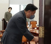 이태원 참사 유가족 만난 정진석 비대위원장