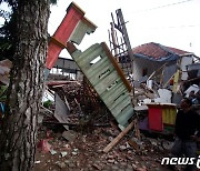 '162명 사망' 인도네시아, 지진 쑥대밭 속 구조작업 안간힘