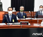 정보위 전체회의 출석해 개의 기다리는 김규현 국정원장