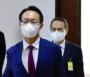 회의실 향하는 조해진 정보위원장과 김규현 국정원장