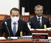 정보위원들과 인사 나누는 김규현 국정원장
