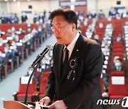 정진석 비대위원장, 김영삼 대통령 서거 7주기 추모사