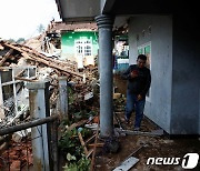 인니 규모 5.6 지진으로 건물 '와르르'…사망자 최소 160명