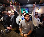 "GOAL!"…미vs웨일스 경기 보는 미 국민들