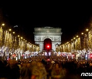파리 샹젤리제 거리의 성탄절 조명 점등