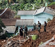 인도네시아 산사태 현장 둘러보는 군인들