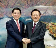 김영록 지사, 김관용 민주평동 수석부의장과 인사