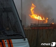 우크라이나 마키이우카서 포격으로 불타는 연료 저장고